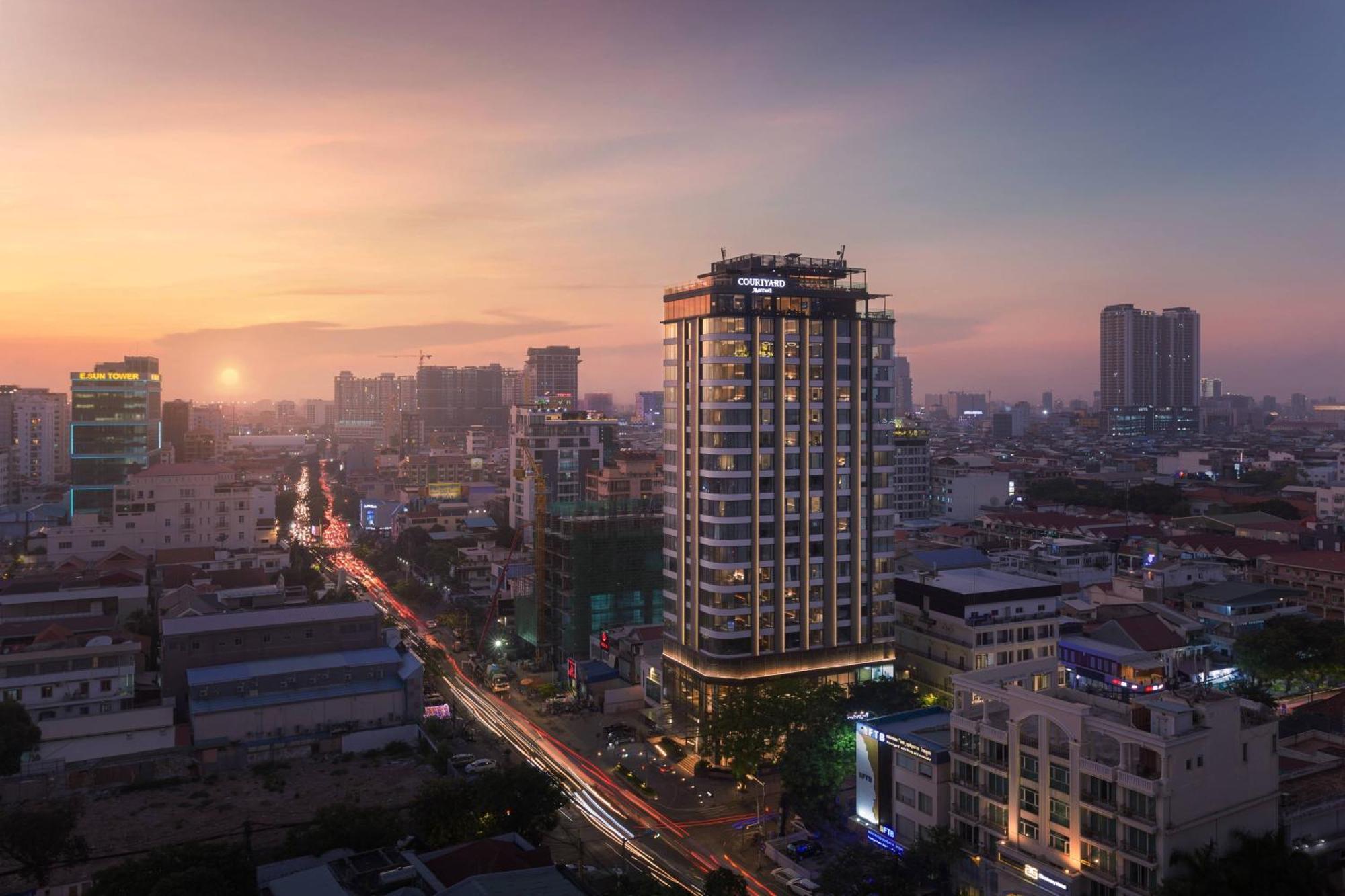 Hotel Courtyard By Marriott Phnom Penh Exterior foto